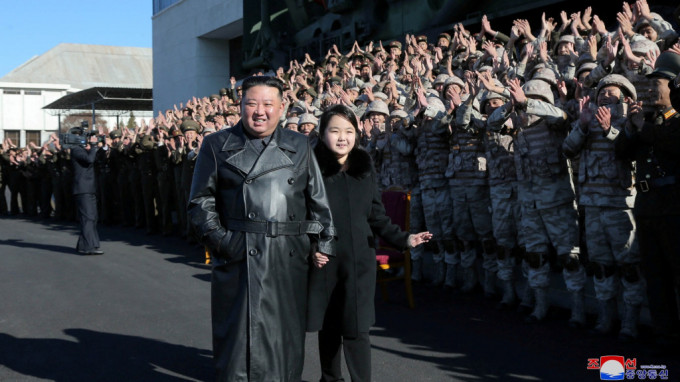 金正恩攜同女兒步入攝影場地時獲現場人士歡呼。REUTERS