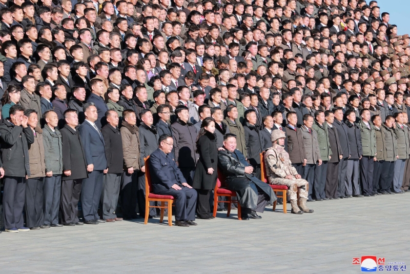 大合時女兒站在金正恩身旁。REUTERS