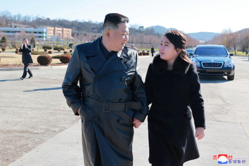 金正恩看著女兒一臉慈父模樣。REUTERS