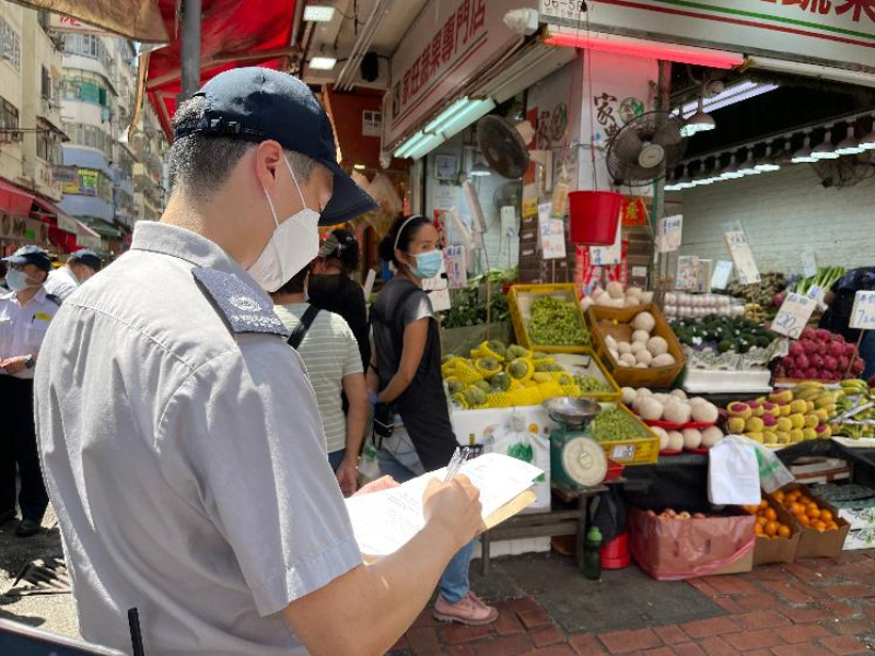 食環署人員打擊違規行為，卻惹來市民及商戶的反感。資料圖片