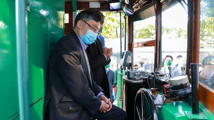 運輸及物流局局長林世雄：「福兔迎祥，吉兆迎新。踏入癸卯兔年，祝各位市民萬事勝意，身體健康，路路亨通。隨着疫情漸趨緩和，希望香港各項經濟指標都能像兔子一樣彈力十足，新一年迎來強勁復蘇，令各行各業受惠。我和運輸及物流局仝人會繼續致力推動運輸及物流相關產業的發展，既與本地私營機構同行，一起開拓新機遇，同時亦與內地，尤其是粵港澳大灣區優勢互補，攜手發展，以鞏固和提升香港作為國際航空樞紐、國際航運中心和國際物流樞紐的地位。」（資料圖片）