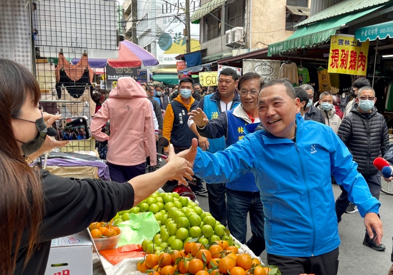 新北市長侯友宜26日（右）與立委補選候選人林明溱(右二)，到竹山鎮菜市場掃街拜票。（楊靜茹攝）