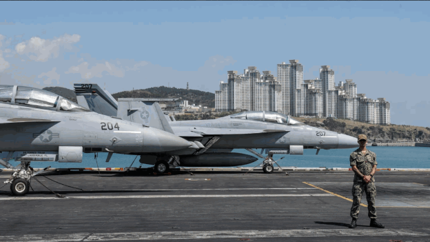 尼米茲艦上的F/A-18戰機。美聯社