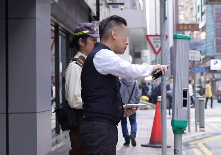 抄牌时司机回来，最初会求情，若交通督导员回答「已抄牌了」，司机的下一句往往就是粗口。