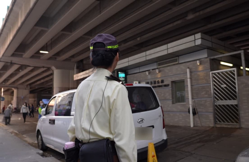 廁所旁邊停泊車輛，多數是司機去如廁，交通督導員會多留意後才開始抄牌工序。