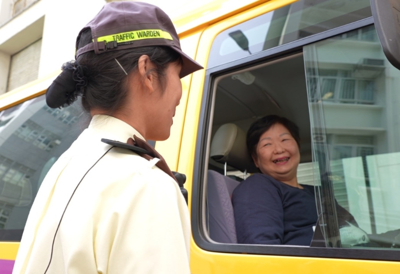 交通督導員會協助校車預先泊好位，讓學生一放學便可上落校巴，因而很受校巴司機歡迎和讚美。