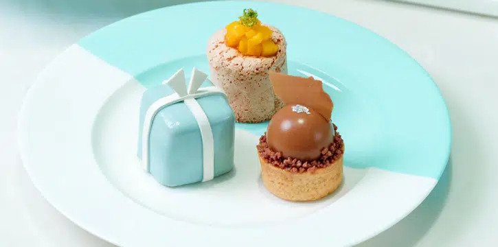 於 The Tiffany Blue Box Cafe 慶祝生日，即可享一份迷你 Blue Box Cake 以及於全香港最大之 Tiffany & Co. 旗艦店導覽體驗。