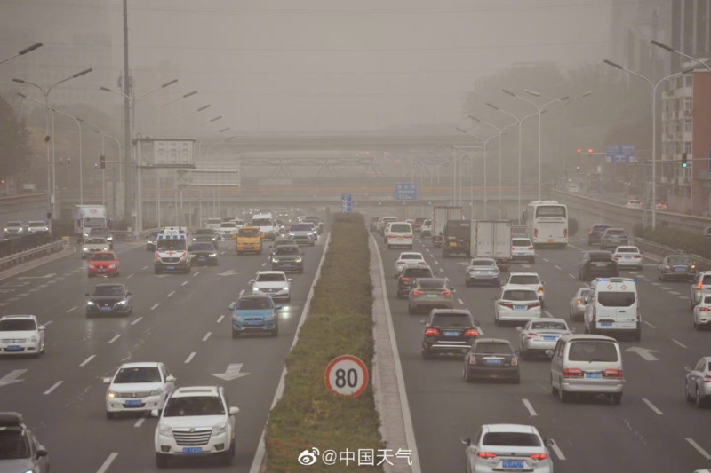 馬路、街頭漫天「黃沙」。 微博圖