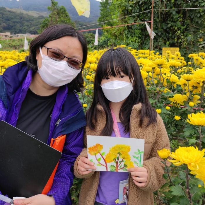 小朋友在家中或学校画画就多，不如试试走到郊外， 在真实的自然环境下写生，培养观察力和专注力。