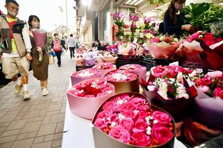 花店：来货价上升但不敢加价，99支玫瑰盛惠$4880