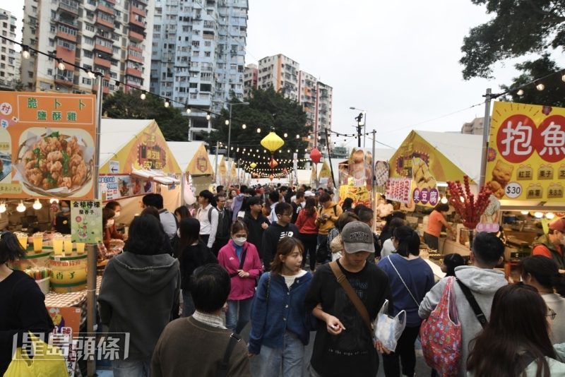 观塘龙腾新春“日夜都缤纷”最后一天，人流不绝。