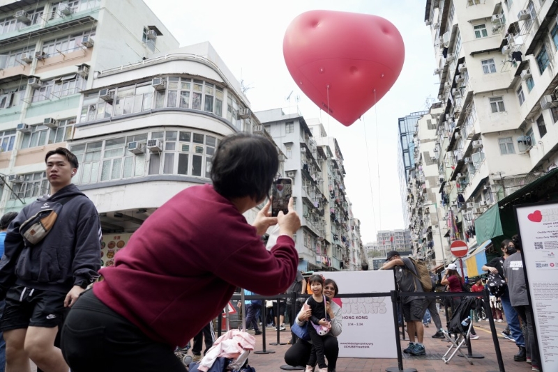 市民与红心合照打卡