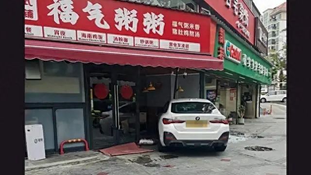 港车北上发生意外直冲路边店铺