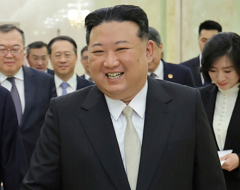 朝鲜领导人金正恩（右）。