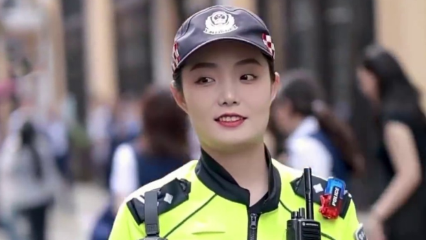 武汉街头女警爆红，网民：武汉话原来也可以这么温柔