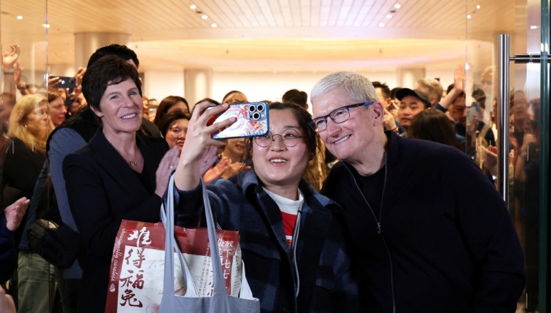 库克和中国苹果手机用户在一起