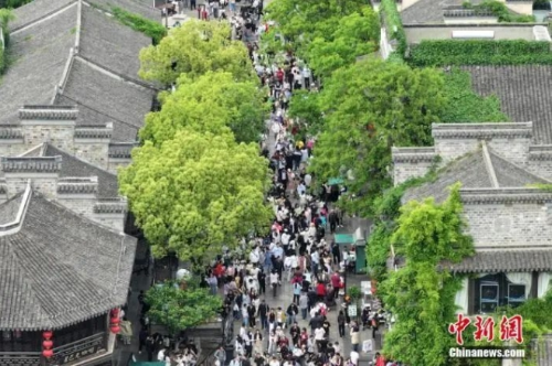 游客们在南京门东老街上游玩