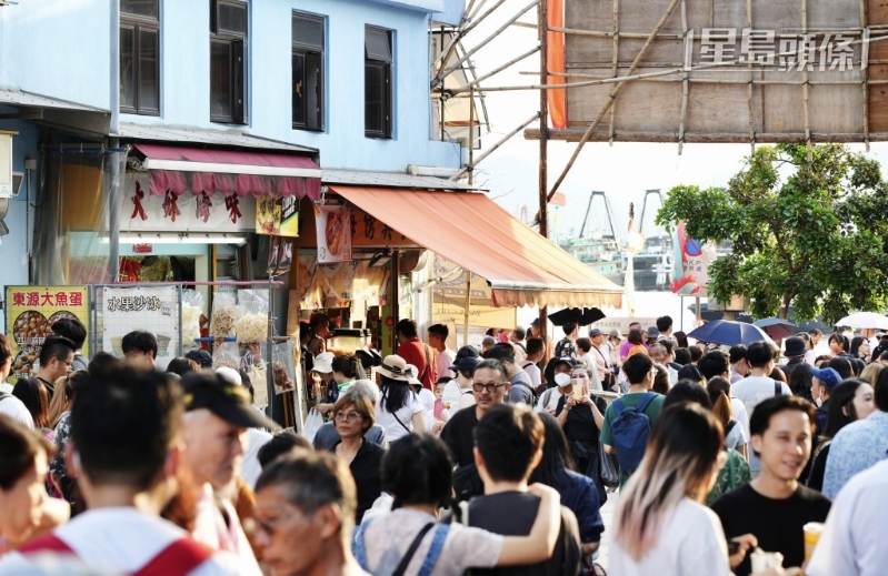 天气炎热无碍市民的入长洲游玩的热情。