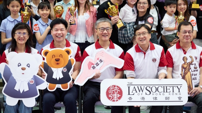 香港律师会会长陈泽铭(右二)及警务处处长萧泽颐(右三)等出席法律周活动。