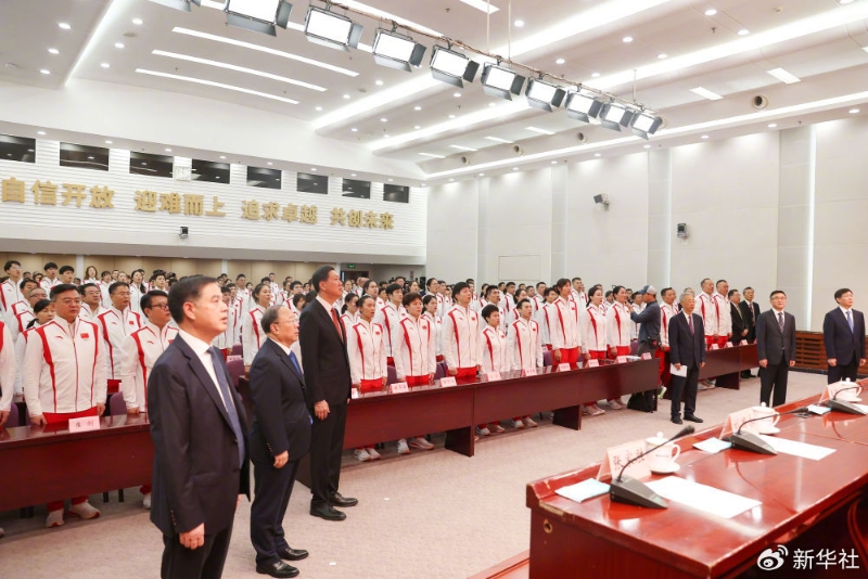 7月13日，巴黎奥运会中国体育代表团成立动员大会在北京举行。这是与会人员在大会上唱国歌。新华社