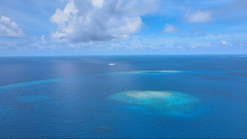 中国海警在管辖海域维权执法，坚决捍卫国家领土主权和海洋权益。